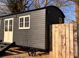 Hideaway Huts in the Burren，位于Corrofin的酒店