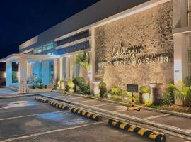 La Piazza Hotel and Convention Center Inc.，位于黎牙实比的酒店