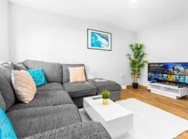 Modern 2 Bedroom Apartment - Off-street Parking - Top Rated - 1aS