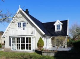 Vrijstaande villa met grote tuin, 4 slaapkamers en sauna，位于泽沃德的酒店