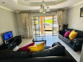 4 bedroom house, Amanzimtoti DBN，位于阿曼济姆托蒂的酒店