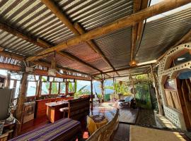 Earthship 3 levels apartment starboard cabin with lake view，位于圣马科斯拉拉古纳的乡间豪华旅馆