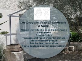 Jolie maison de ville avec un extérieur au calme - Les Dragons de la Chamoiserie NIORT，位于尼奥尔诺隆展览中心附近的酒店