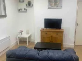 *Cosy 1 bedroom apt nxt to Roundhay and centre *