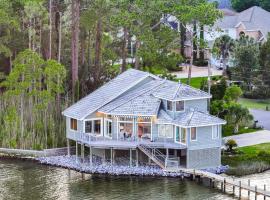 FEATURED ON HGTV'S MY LOTTERY DREAM HOME! Private dock, 15 minute boat ride to Crab Island, 20 minute drive to Destin, Pet Friendly，位于尼斯维尔的酒店