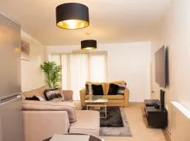 Sport City Cosy Spacious 2 bedroom Flat with Sky n Netflix near Etihad Football Stadium, Tourist attractions, Opposite McDonald's and National Cycling Centre with Transport link to Manchester City Centre and Free Parking