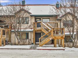 Bow Valley Chalets，位于坎莫尔的酒店