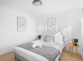 3 Bdrms Duplex in Greystanes，位于Merrylands的酒店