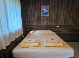 Fire Fly Chalet，位于Ban Chom Phon的酒店