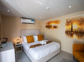 Desert Safari Overnight Experience "Modern room with AC & Entertainment"，位于Hunaywah的露营地