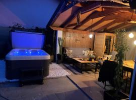 Villa Noa jacuzzi & sauna，位于伊佐拉的带按摩浴缸的酒店