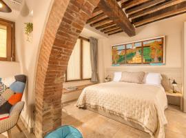 Palazzo Falcinelli Luxury Room in Montepulciano Center with Elevator，位于蒙特普齐亚诺的酒店