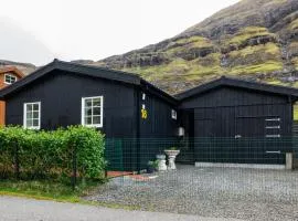 Tranquil Village Retreat / Tjørnuvík