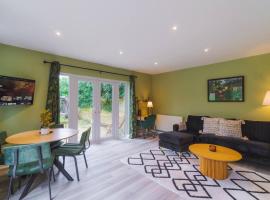 Wellness Escape by River, Sauna, Heated Pool, Hot Tub，位于温莎的酒店