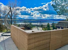 Modern Studio with Lake View near Zurich，位于Uetikon的酒店