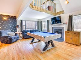 Charming Bushkill Retreat with Private Deck and Grill!，位于布什基尔的带按摩浴缸的酒店