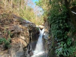 Private waterfall and indigenous house!，位于米卡的度假屋