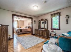 Private Bedroom and Bathroom in Dartmouth，位于哈利法克斯的酒店