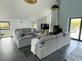 Gulland 4 Bed Sleeps 8 with Hot tub，位于Treknow的酒店