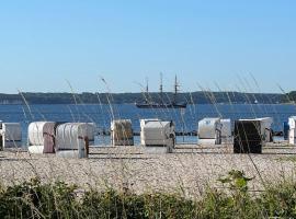 3 Km vom Strand Ferienwohnung Ostsee und Küstennähe mit Terrasse，位于Osdorf的带停车场的酒店