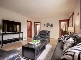 Burien's 3-BR Middle Unit Retreat with Deck BBQ