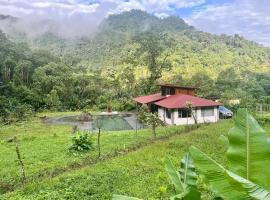 Casa de campo en el bosque de Mindo, junto al río，位于明多的酒店