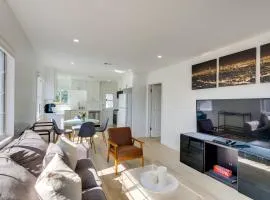 5 Mi to Venice Beach Chic Los Angeles Abode