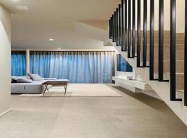 Appartamento di lusso su 2 livelli con mini piscina esterna a 5 min da Tasis，位于Montagnola的酒店