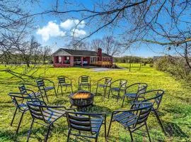 5 Acre Farmhouse Near Nashville!