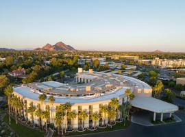 Embassy Suites by Hilton Phoenix Biltmore，位于凤凰城的酒店