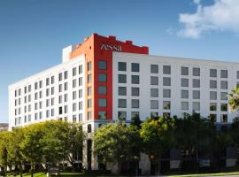 Hotel Zessa Orange County Airport, a DoubleTree by Hilton，位于圣安娜约翰·韦恩机场 - SNA附近的酒店