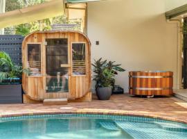 Coolum Family Hideaway with Pool, Sauna & Ice Bath，位于库鲁姆海滩的酒店