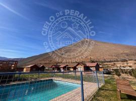 Cabañas Vicuña Cielo de Peralillo - Valle de Elqui，位于维库尼亚的度假屋