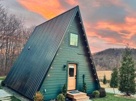 Unique a frame cabin located near Old Rag Mountain，位于Etlan的酒店