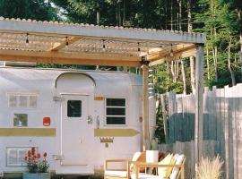 Dreamy Airstream Hideaway with Hot Tub，位于吉布森斯的豪华帐篷