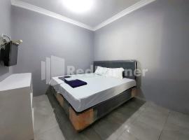 LH101 Guest House Syariah near Makam Sunan Bonang RedPartner，位于Tuban的酒店