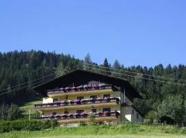 Urlaub am Krausberghof, idyllisch gelegen, Ferienwohnung mit Balkon und Parkplatz, Sauna und Infrarot zur kostenfreier Nutzung, 6 Fahrminuten zum Zentrum, zur Alpentherme und zur Schlossalmbahn