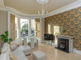 Gorgeous Apartment Seconds from Seafront Clevedon，位于克利夫登的酒店