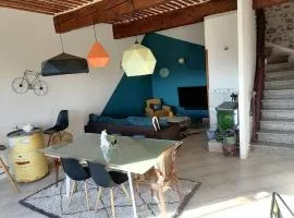 Maison spacieuse, chaleureuse, Wifi et parking privé