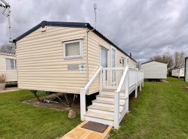 Great Caravan With Wifi And Decking At Dovercourt Holiday Park Ref 44006c，位于Great Oakley的豪华帐篷营地