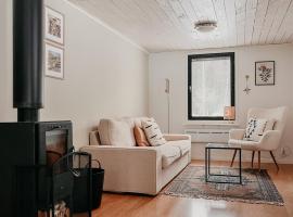 Luxurious red cottage with wood stove near lake，位于Nye的酒店