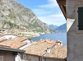 Große Wohnung in Limone Sul Garda mit Terrasse und Garten und Nah am Strand