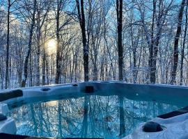 Nature retreat with HOT TUB and lake access & watercraft，位于Saint Adolphe D'Howard的酒店