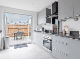 Stylish 2 Bed with Free Private Parking!