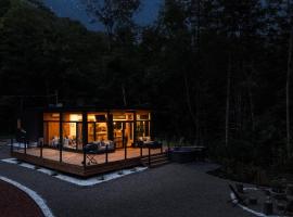 Starry Tremblant l Design Glass View Cabin Spa Lake，位于Saint-Rémi-dʼAmherst的木屋