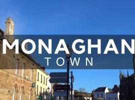 Monaghan Town House sleeps 12 5 mins walk to Town Centre，位于莫纳汉的酒店