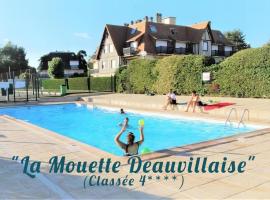 CADRE EXCEPTIONNEL: Duplex Classé 4**** Tennis, Piscine, Parking, Linge inclus, WIFI, Matériel BÉBÉ, proximité CENTRE，位于多维尔的酒店