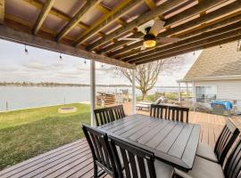 Shelbyville Lakefront Home with Furnished Patio!，位于Shelbyville的度假屋