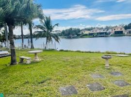 Cozy lakeside suite with private bath & entrance，位于彭布罗克派恩斯的酒店