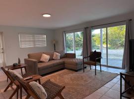 Entire Waterfront House，位于Turtle Cove的酒店